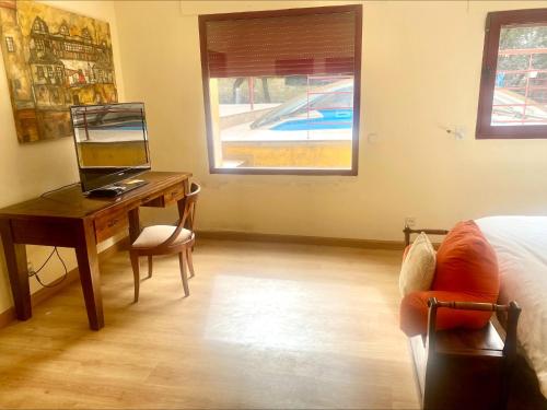 Chalet con piscina vistas y salida a parque natural