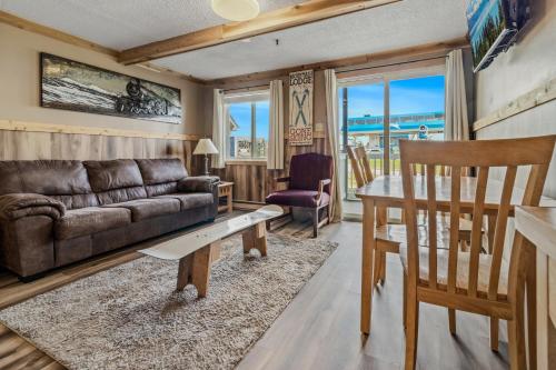 ML132 Rustic Mountain Views Wi-Fi EZ Parking 1st Floor in Snowshoe, USA