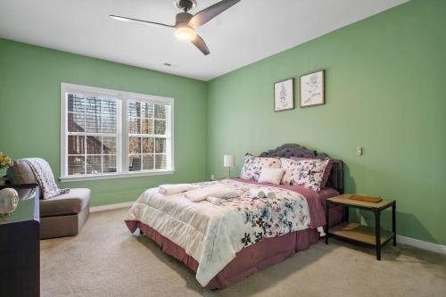 Tranquil Retreat Woodland Views and Peaceful Vibes! in Glen Allen, USA