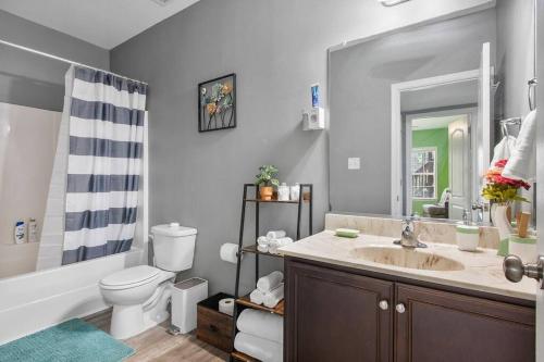 Tranquil Retreat Woodland Views and Peaceful Vibes! in Glen Allen, USA