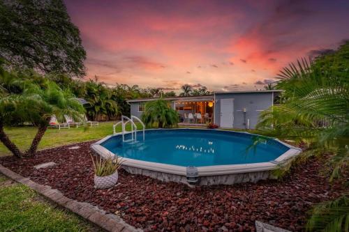 Stylish Simms Street Home with Pool and Backyard in Fleetwood Manor, USA