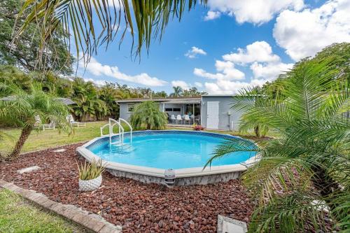 Stylish Simms Street Home with Pool and Backyard in Fleetwood Manor, USA