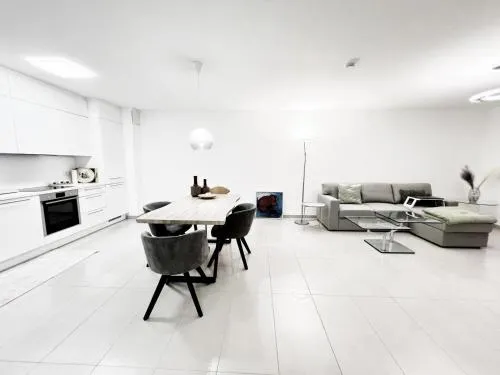Özels Designer Loft Metzingen - Smart TV, Netflix, private kostenlose Tiefgarage, Self-Express Check-in,Check-out, Outlet 100m in Metzingen, Deutschland