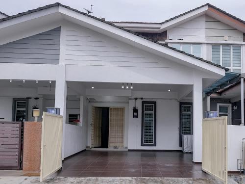 NEW Stylish 18Pax 4BR House Semabok 5mins to Town