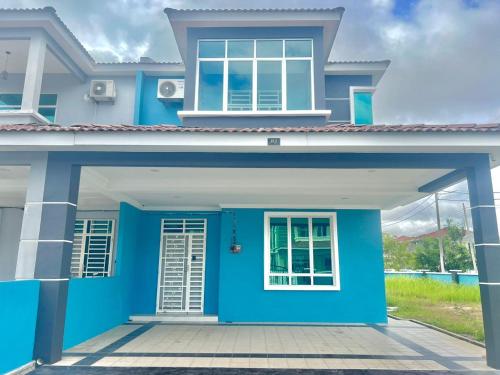 Rumah Biru Cozy Hadapan Hospital Sultanah Bahiyah Alor Setar Corner Lot 4 bilik airconds dan parking in 亞羅士打
