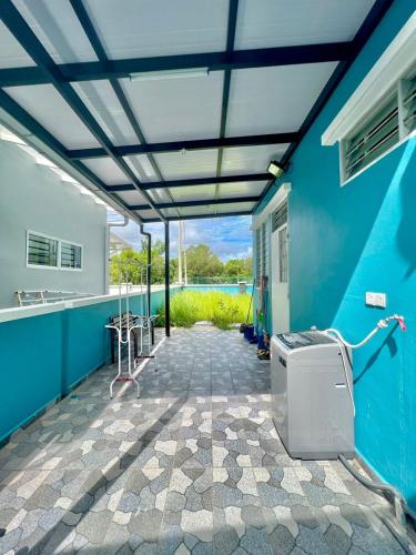 Rumah Biru Cozy Hadapan Hospital Sultanah Bahiyah Alor Setar Corner Lot 4 bilik airconds dan parking in 亞羅士打
