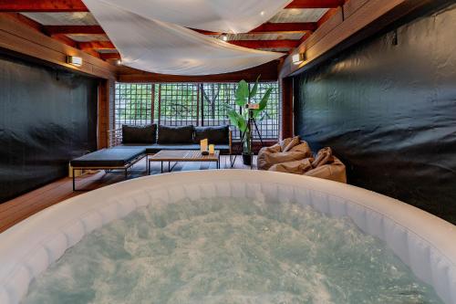 Downtown Wabi-Sabi loft Terrace&Jacuzzi Old Town 4