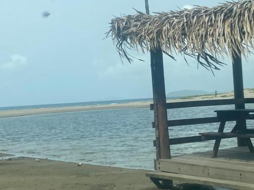 Rural cotage and sandy bay in เตลา