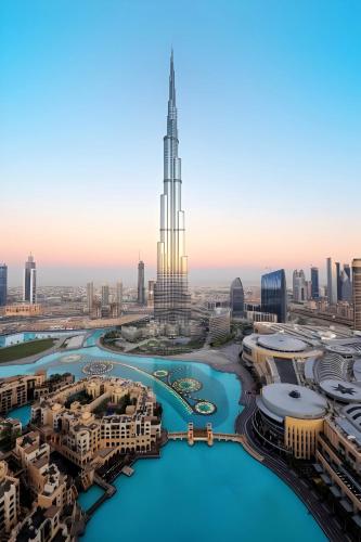 5 Minute Walk to The Fountains! Full Burj Khalifa View! 5-star Pool & Gym!, Dubaj
