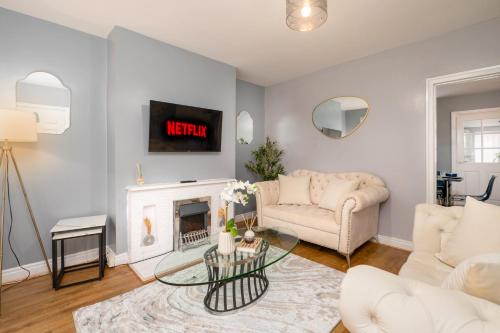 Modern Spacious Home - Parking - Sleeps 6 - minutes from the A1 & the Races