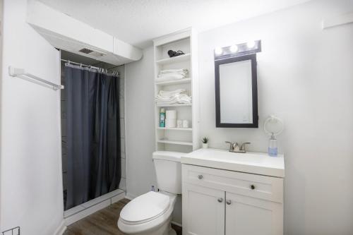 Modern Overland Park Home With king Bed in Overland Park, USA