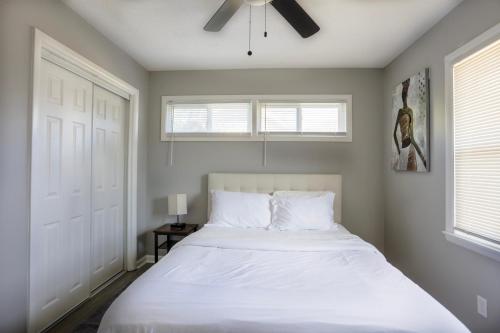 Modern Overland Park Home With king Bed in Overland Park, USA