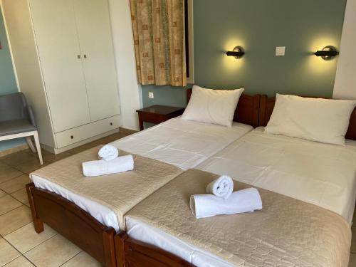 2 twin beds