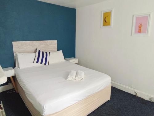 Double Room with Shared Bathroom image 6