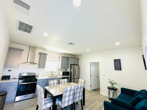 New cozy house 2 Bedrooms 2BA in Anaheim near Disney Land in Anaheim, USA