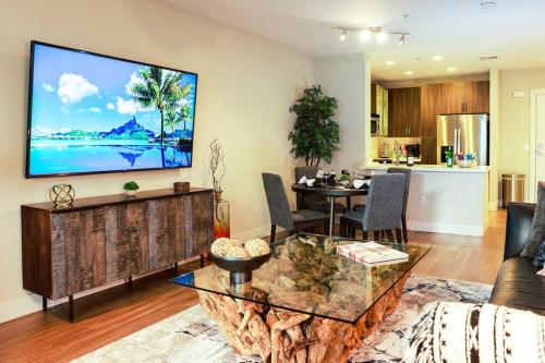 1 Bedroom XL Condo with King bed, Garden View, Parking Included, Los Angeles (photo 2)