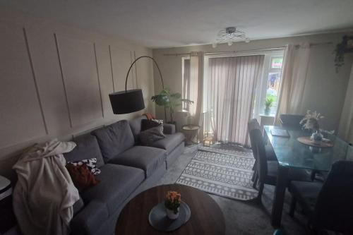 Cosy 3 bed House in Dudley DY1 gîte à louer Meadow Road PSU