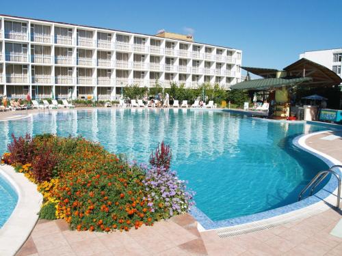 ทัศนียภาพภายนอกโรงแรม, โรงแรมบาลาตัน (Balaton Hotel) in เนสเซบา
