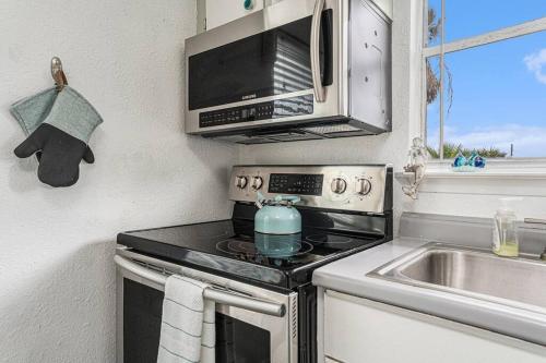 Endless Summer, 3 BD Steps to the Gulf, Deck in Galveston, USA