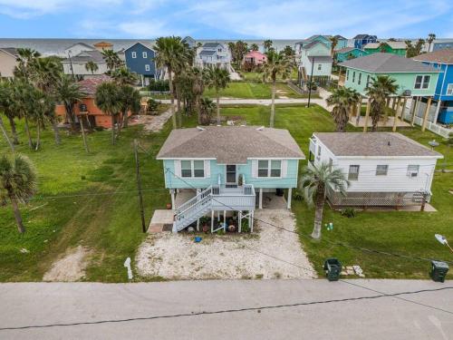 Endless Summer, 3 BD Steps to the Gulf, Deck in Galveston, USA