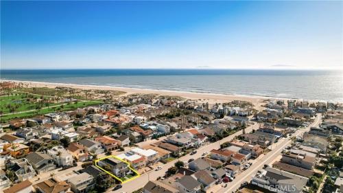 Lovely Beach Home - 2 min walk to the beach - Game Room - Channel Islands! in Oxnard, USA