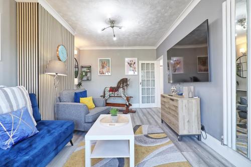 Elegant 3-Bedroom Family Home with Games Room Near Rayleigh Weir gîte à louer Thundersley