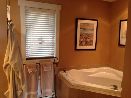 Upscale Sooke Vacation Rental in ซูเก (บริติช โคลัมเบีย)