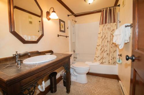 ML217 Whimsical Retreat Close to Village & Lifts EZ Parking in Dunmore, USA