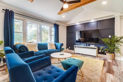 The Charlotte Chateau with Hot-Tub, Mini-Golf, 3bd2ba in Charlotte, USA