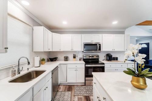 The Charlotte Chateau with Hot-Tub, Mini-Golf, 3bd2ba in Charlotte, USA