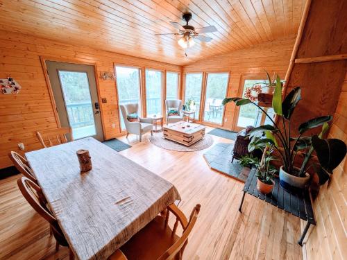 Sky Cabin - 10 Acres - Hot Tub in Bailey, USA