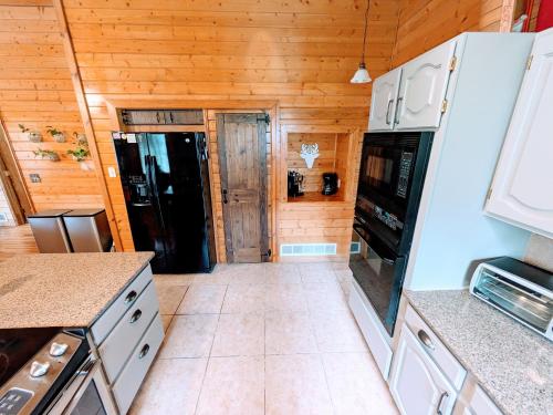 Sky Cabin - 10 Acres - Hot Tub in Bailey, USA