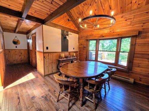 Atpūtas iespējas, Secluded Mountain Lodge Near Williamsport with a Fireplace, Deck, and Pet-Friendly in Garden View (PA)