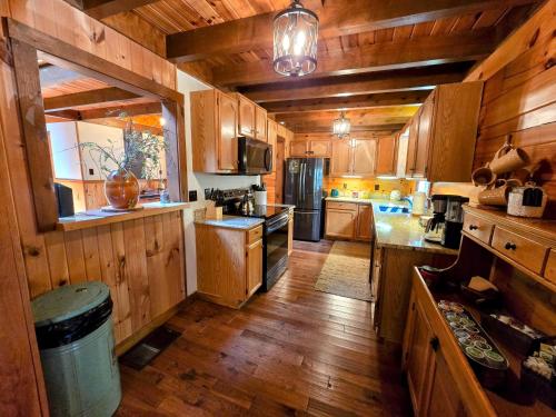 Iekārtas, Secluded Mountain Lodge Near Williamsport with a Fireplace, Deck, and Pet-Friendly in Garden View (PA)