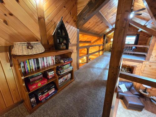 Atpūtas iespējas, Secluded Mountain Lodge Near Williamsport with a Fireplace, Deck, and Pet-Friendly in Garden View (PA)