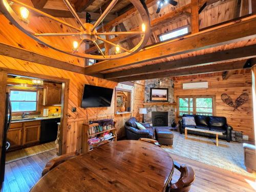 Koplietošanas atpūtas telpa ar TV, Secluded Mountain Lodge Near Williamsport with a Fireplace, Deck, and Pet-Friendly in Garden View (PA)