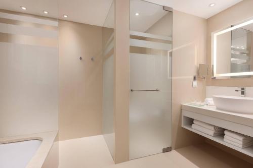 Deluxe Twin Room with Resort View image 5