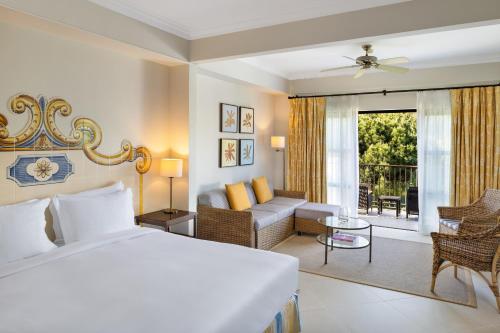 3 Bedroom Residence, Bedroom 1: 1 Double, Bedroom 2: 1 Double, Bedroom 3: 2 Twin, Sofa beds: 2