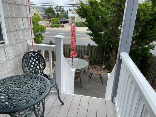 Well Maintained First Floor Duplex Close To The Ocean And Bay Beach In Harvey Cedars, in Harvey Cedars, USA