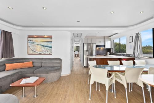 Coomera Houseboats in Coomera