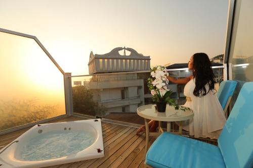 Club Romantic Suite with Whirlpool