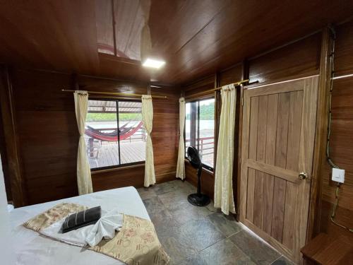 1 queen bed, 1 twin bed