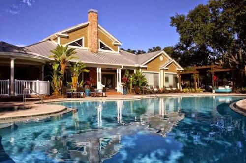 1 MI to USF Pool & Gym Access Free in Tampa, USA