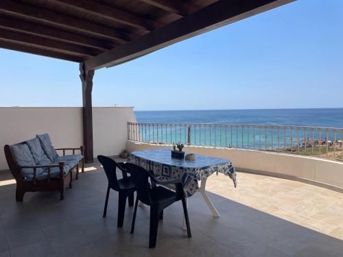  Attico Fronte Mare Salento, Ferienwohnung in Torre San Giovanni