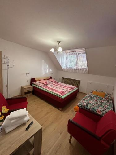 1 queen bed, 1 twin bed