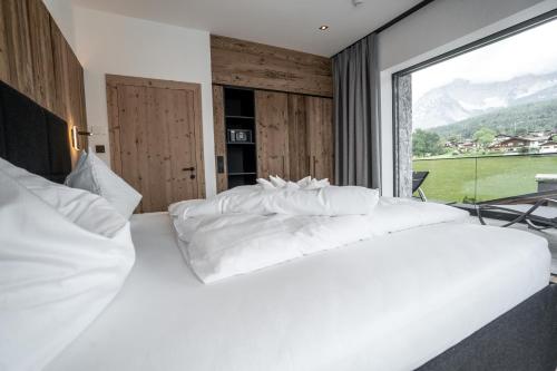 1 king bed, 1 sofa bed