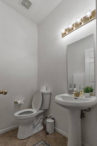 Vegas Retreats Pool, Arcade, Fun, 10min from Airport and the Strip