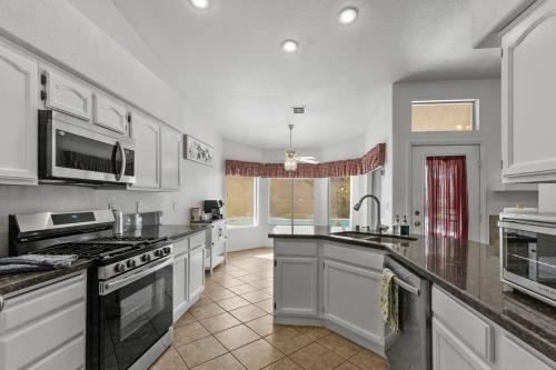 Vegas Retreats Pool, Arcade, Fun, 10min from Airport and the Strip