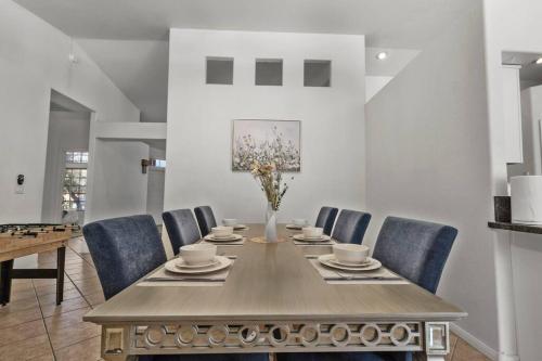 Vegas Retreats Pool, Arcade, Fun, 10min from Airport and the Strip