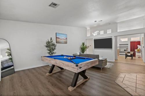 Vegas Retreats Pool, Arcade, Fun, 10min from Airport and the Strip